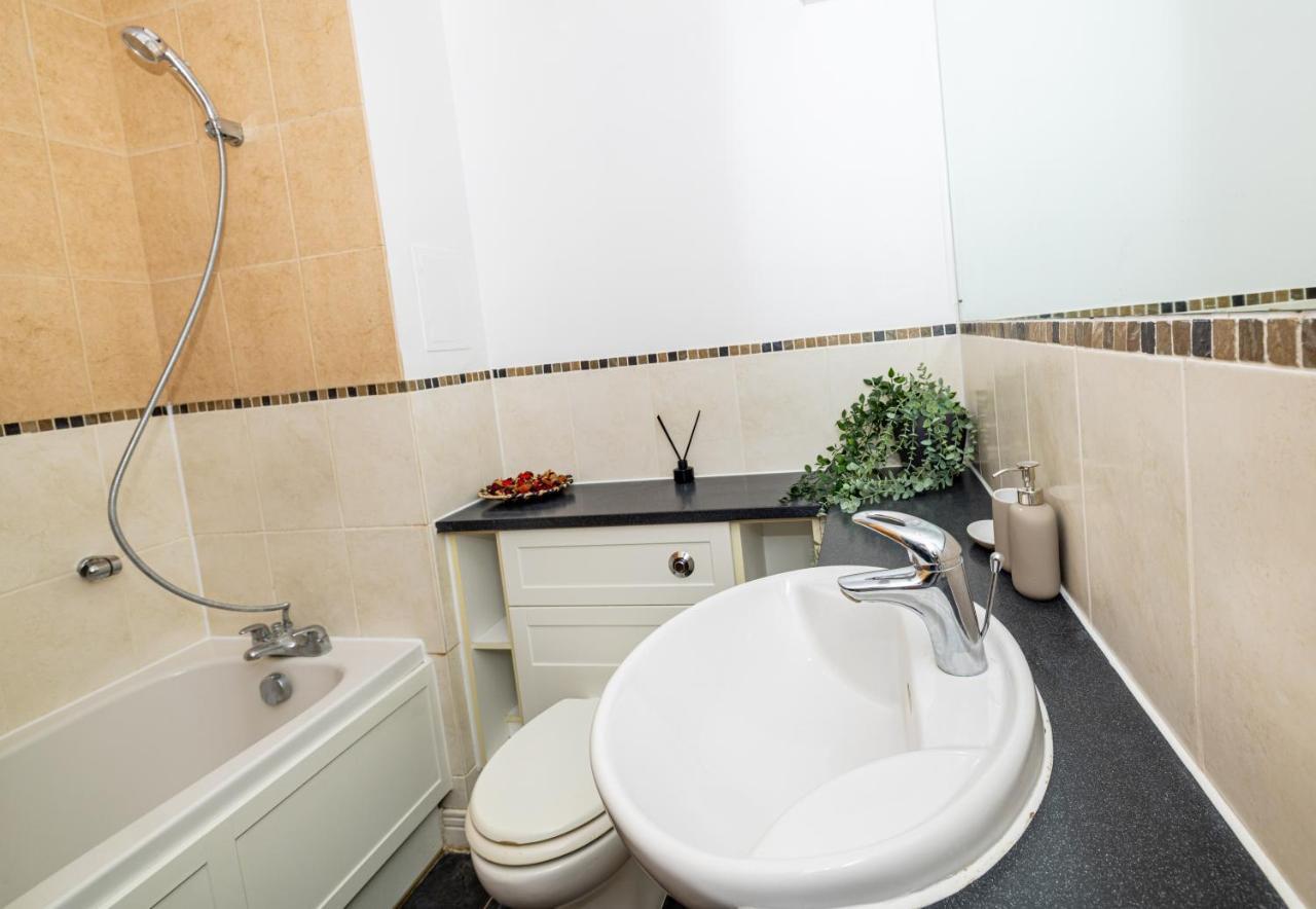Two Bed Apartment Near Canary Wharf Лондон Экстерьер фото