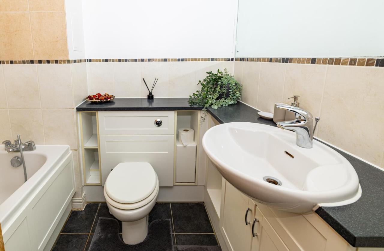Two Bed Apartment Near Canary Wharf Лондон Экстерьер фото